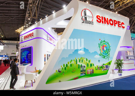 ---- Leute besuchen Sie den Stand von Sinopec (China Petroleum & Chemical Corporation) während der Expo in Shanghai, China, 1. April 2019. China Petroleum Stockfoto