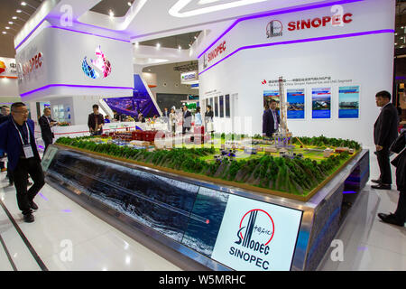 ---- Leute besuchen Sie den Stand von Sinopec (China Petroleum & Chemical Corporation) während der Expo in Shanghai, China, 1. April 2019. In der Südlichen Stockfoto