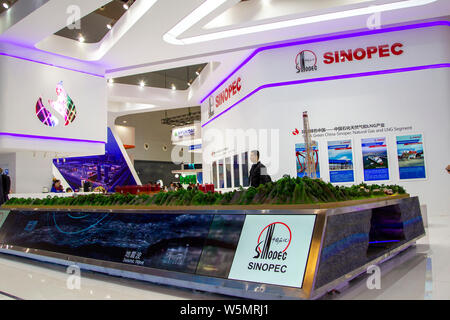 ---- Leute besuchen Sie den Stand von Sinopec (China Petroleum & Chemical Corporation) während der Expo in Shanghai, China, 1. April 2019. In der Südlichen Stockfoto