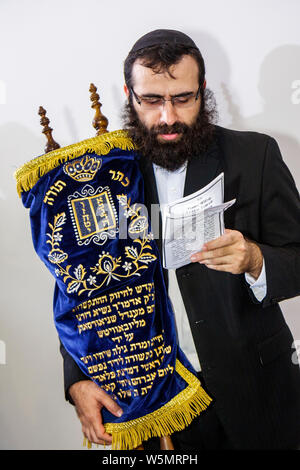 Miami Beach Florida, Zeremonie, Abschluss, neue Sefer Torah, Rabbi, rebbe, orthodoxer Jude, Studenten Chabad Lubavitch, Chassidic, Religion, Tradition, Judentum, Stockfoto