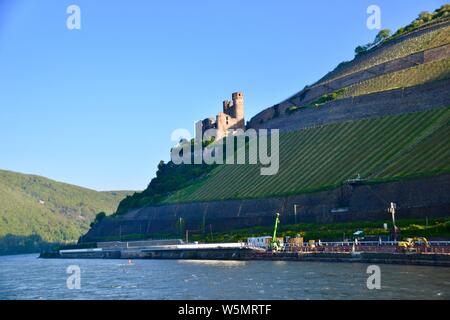 Burg Ehrenfels wie auf dem Rhein gesehen Stockfoto