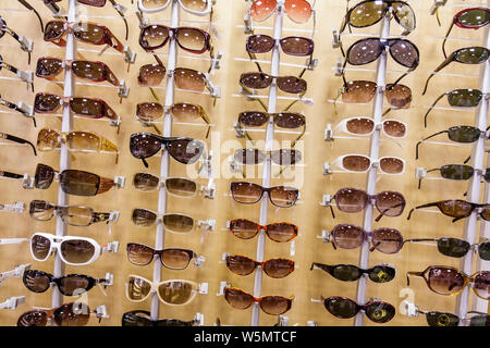 Fort Ft. Lauderdale, Florida, Coral Springs, Sawgrass Mall, Neiman Marcus, Last Call, Geschäftskette, Outlet, vornehm, Brillen, Sonnenbrille, Rahmen, getönte Linse, di Stockfoto