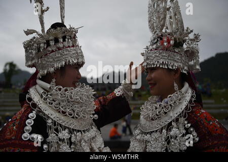 Chinesische Mädchen von Miao ethnische Gruppe, die traditionelle Kostüme und headwears nehmen an einer Parade der Miao Schwestern Festival in Taijiang zählen Feiern Stockfoto