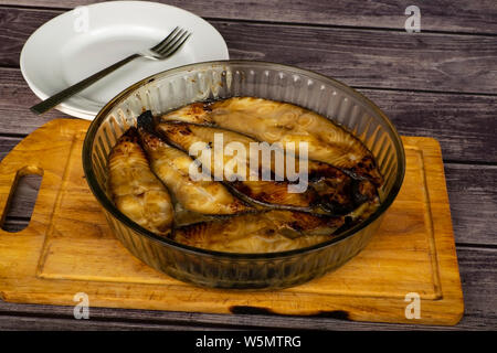 Heilbutt Steaks gebackene in einer Petrischale. In Sojasauce mit Honig. Stockfoto