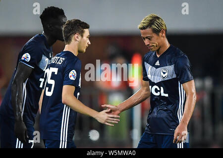 Keisuke Honda, rechts, der von Australien Melbourne Victory wird von Anthony Lesiotis während ihrer Gruppe F entsprechen der AFC Champions League 2019 ersetzt Stockfoto