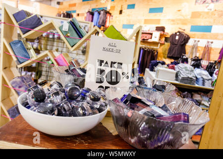 Miami Beach, Florida, Collins Avenue, Urban Outfitters, Ladenkette, Shopping Shopper Shopper Geschäfte Geschäfte Markt Märkte Marktplatz Kauf Verkauf, Einzelhandel Stockfoto