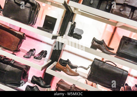 Miami Beach, Florida, Collins Avenue, Kenneth Cole, amerikanischer Designer, Lederwaren, Accessoires, Shopping Shopper Shopper shoppen Geschäfte Marktmärkte Markt Stockfoto