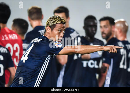 Keisuke Honda von Australiens Melbourne Victory interagiert mit Torwart Matthew Acton Nach einem Freistoß von Chinas Guangzhou Evergrande duri vorbereiten Stockfoto