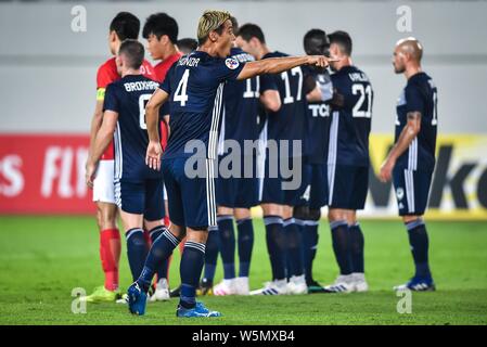 Keisuke Honda von Australiens Melbourne Victory interagiert mit Torwart Matthew Acton Nach einem Freistoß von Chinas Guangzhou Evergrande duri vorbereiten Stockfoto