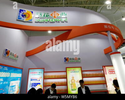 ---- Leute besuchen den Stand der Sonnenblume Pharmazeutische während einer Ausstellung in Wuhan City, Central China Provinz Hubei, 7. April 2019. Aktien Stockfoto