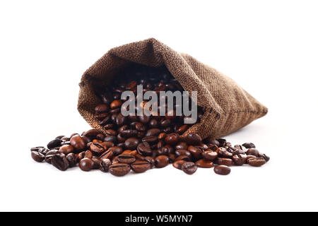 Foto von Kaffee Bohnen verschütten aus Jute Sack oder Beutel Schuß auf weißem Hintergrund Stockfoto