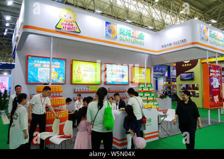 ---- Leute besuchen den Stand der Sonnenblume Pharmazeutische während einer Ausstellung in Wuhan City, Central China Provinz Hubei, 7. April 2019. Aktien Stockfoto