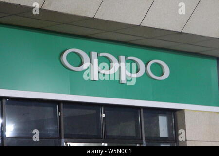 ---- Blick auf eine mobile phone Store von OPPO im Yunyang County, Chongqing, China, 1. April 2019. China's Smartphone marker Oppo plant, zwei n Starten Stockfoto