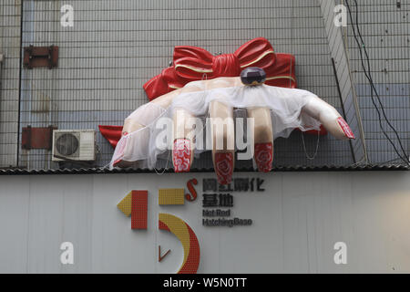 Eine riesige Skulptur, die Umrisse einer Hand mit weißem Garn abgedeckt ist auf der Oberfläche der Gebäude in der Stadt Xi'an im Nordwesten Chinas Shaanxi installiert Stockfoto