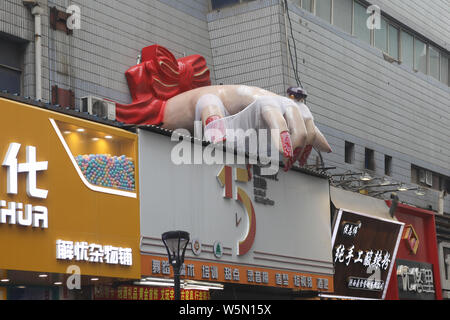 Eine riesige Skulptur, die Umrisse einer Hand mit weißem Garn abgedeckt ist auf der Oberfläche der Gebäude in der Stadt Xi'an im Nordwesten Chinas Shaanxi installiert Stockfoto