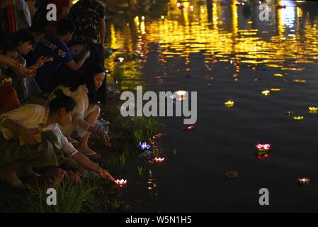 Touristen und Menschen von Dai ethnische Gruppe release Himmelslaternen, auch als Laternen Kongming bekannt, bei der Bank von lancang River Der 1381st Ne zu feiern. Stockfoto