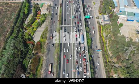 Massen von Fahrzeugen bewegen sich langsam auf eine Schnellstraße am ersten Tag des Qingming Festival, oder das Grab - schwungvoll Tag Urlaub in der Stadt Xi'an, Northwest C Stockfoto