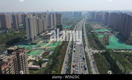 Massen von Fahrzeugen bewegen sich langsam auf eine Schnellstraße am ersten Tag des Qingming Festival, oder das Grab - schwungvoll Tag Urlaub in der Stadt Xi'an, Northwest C Stockfoto