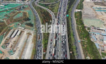 Massen von Fahrzeugen bewegen sich langsam auf eine Schnellstraße am ersten Tag des Qingming Festival, oder das Grab - schwungvoll Tag Urlaub in der Stadt Xi'an, Northwest C Stockfoto