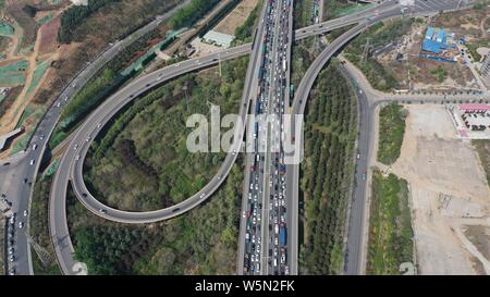 Massen von Fahrzeugen bewegen sich langsam auf eine Schnellstraße am ersten Tag des Qingming Festival, oder das Grab - schwungvoll Tag Urlaub in der Stadt Xi'an, Northwest C Stockfoto