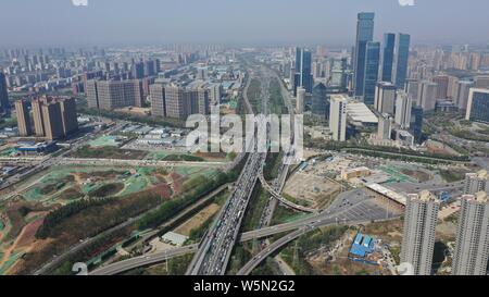 Massen von Fahrzeugen bewegen sich langsam auf eine Schnellstraße am ersten Tag des Qingming Festival, oder das Grab - schwungvoll Tag Urlaub in der Stadt Xi'an, Northwest C Stockfoto