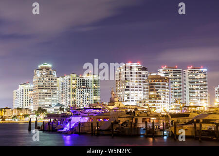 West Palm Beach Florida, Skyline der Stadt, Nachtabend, Intracoastal Waterfront, Navigation, Eigentumswohnung Wohnapartments Gebäude Stockfoto