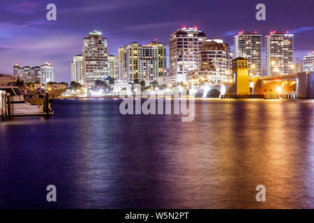 West Palm Beach Florida, Skyline der Stadt, Nachtabend, Intracoastal Waterfront, Navigation, Gebäude, Hochhaus Wolkenkratzer Gebäude dra Stockfoto