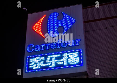 ---- Blick auf ein Logo von Carrefour Supermarkt in Shanghai, China, 16. November 2018. Gome Retail Holdings und der Französischen Supermarktkette Carrefour wi Stockfoto