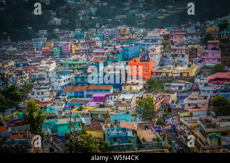 Bunte Häuser in einem Dorf in der Nähe von Ooty am Abend Stockfoto