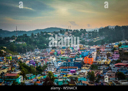 Bunte Häuser in einem Dorf in der Nähe von Ooty am Abend Stockfoto