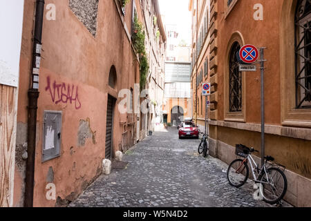 Rom, Italien leer Bürgersteig und Gasse getrennt von chaotischen Straßen und Verkehr Stockfoto
