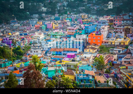 Bunte Häuser in einem Dorf in der Nähe von Ooty am Abend Stockfoto