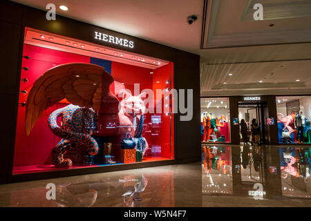 ---- Blick auf eine Boutique von Hermes in Jakarta, Indonesien, 16. August 2018. Shanghais markt Supervisor untersucht Französische luxus Handtasche ma Stockfoto