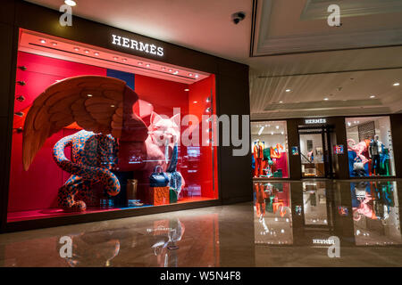 ---- Blick auf eine Boutique von Hermes in Jakarta, Indonesien, 16. August 2018. Shanghais markt Supervisor untersucht Französische luxus Handtasche ma Stockfoto