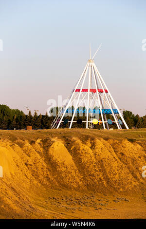 Medicine Hat, Alberta, Kanada - 9. Juli 2019: Die Medizin hat die meisten sichtbaren Wahrzeichen ist die Saamis Tepee! Ursprünglich für die Calgary 1988 Wi gebaut Stockfoto