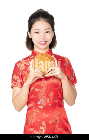 Schöne chinesische Frau trägt einen Cheongsam oder Chipao Holding einen Mond Kuchen die traditionellen Speisen der chinesischen Urlaub von Mid Autumn Festival isoliert Stockfoto