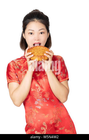 Schöne chinesische Frau trägt einen Cheongsam oder Chipao Holding einen Mond Kuchen die traditionellen Speisen der chinesischen Urlaub von Mid Autumn Festival isoliert Stockfoto