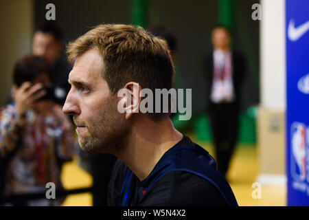 ------ Deutschen Basketballspieler Dirk Nowitzki besucht das 7. nachfolgende Ventilator Tag im Oriental Sport Center in Shanghai, China, 4. Oktober 2018. Stockfoto