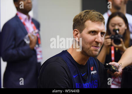 ------ Deutschen Basketballspieler Dirk Nowitzki besucht das 7. nachfolgende Ventilator Tag im Oriental Sport Center in Shanghai, China, 4. Oktober 2018. Stockfoto