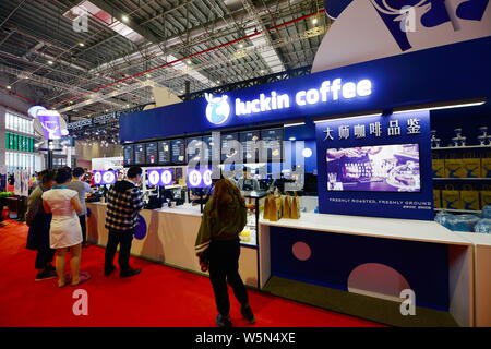 ---- Leute besuchen Sie den Stand von Chinas neue Kaffee Marke Luckin Kaffee während der 18. Internationalen Automobil- Ausstellung in Shanghai, auch k Stockfoto