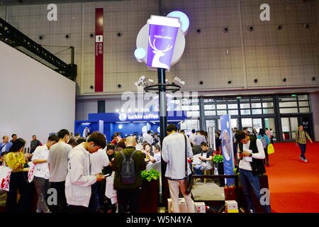 ---- Leute besuchen Sie den Stand von Chinas neue Kaffee Marke Luckin Kaffee während der 18. Internationalen Automobil- Ausstellung in Shanghai, auch k Stockfoto