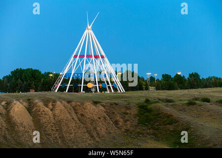 Medicine Hat, Alberta, Kanada - 9. Juli 2019: Die Medizin hat die meisten sichtbaren Wahrzeichen ist die Saamis Tepee! Ursprünglich für die Calgary 1988 Wi gebaut Stockfoto