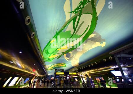 Innenansicht des Xiaolongkan U-Bahn station mit einem Thema der grünen Blätter auf die U-Bahn Linie 1 von Chongqing Rail Transit in Chongqing, China, 2 Apri Stockfoto