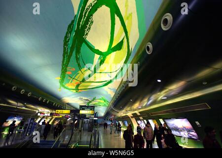 Innenansicht des Xiaolongkan U-Bahn station mit einem Thema der grünen Blätter auf die U-Bahn Linie 1 von Chongqing Rail Transit in Chongqing, China, 2 Apri Stockfoto