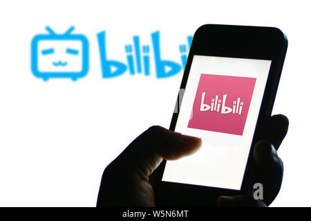 ---- Ein netizen sucht ein Logo von Bilibili, einem führenden chinesischen Video-sharing-streaming Website, auf sein Smartphone in Ji'nan City, East China Shando Stockfoto