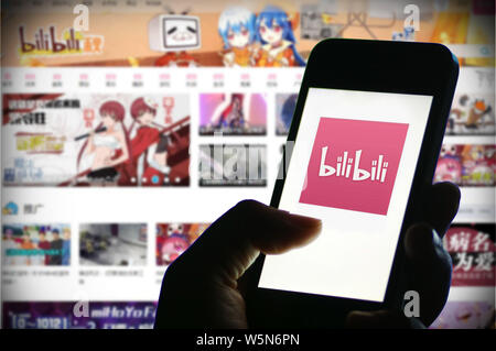---- Ein netizen sucht ein Logo von Bilibili, einem führenden chinesischen Video-sharing-streaming Website, auf sein Smartphone in Ji'nan City, East China Shando Stockfoto