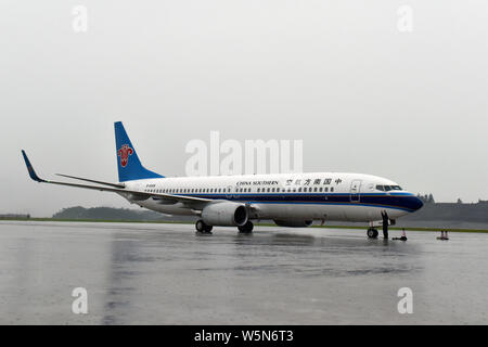 --FILE - eine Boeing 737-800 Düsenflugzeug von China Southern Airlines landet auf dem lijiang Maotai Flughafen in Renhuai Stadt, im Südwesten Chinas Provinz Guizhou, 2 Stockfoto