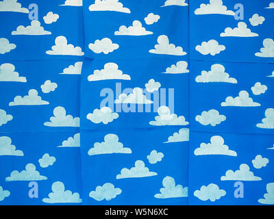 Weiße Wolken malen einfachen Stil auf blauem Papier. White Cloud Hintergrund minimalistischem Stil. Stockfoto