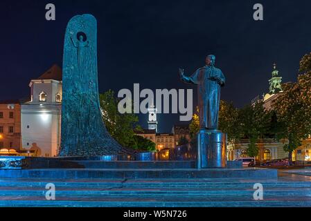 Nächtlich beleuchteten Monument, das von den ukrainischen Dichter und Schriftsteller Taras Schewtschenko, Lviv, Ukraine Stockfoto