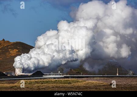 Rauchsäule, Kraftwerk, Sudurnes Gunnuhver geothermale Region, die Reykjanes Halbinsel, in der Nähe von Reykjavik, Island Stockfoto